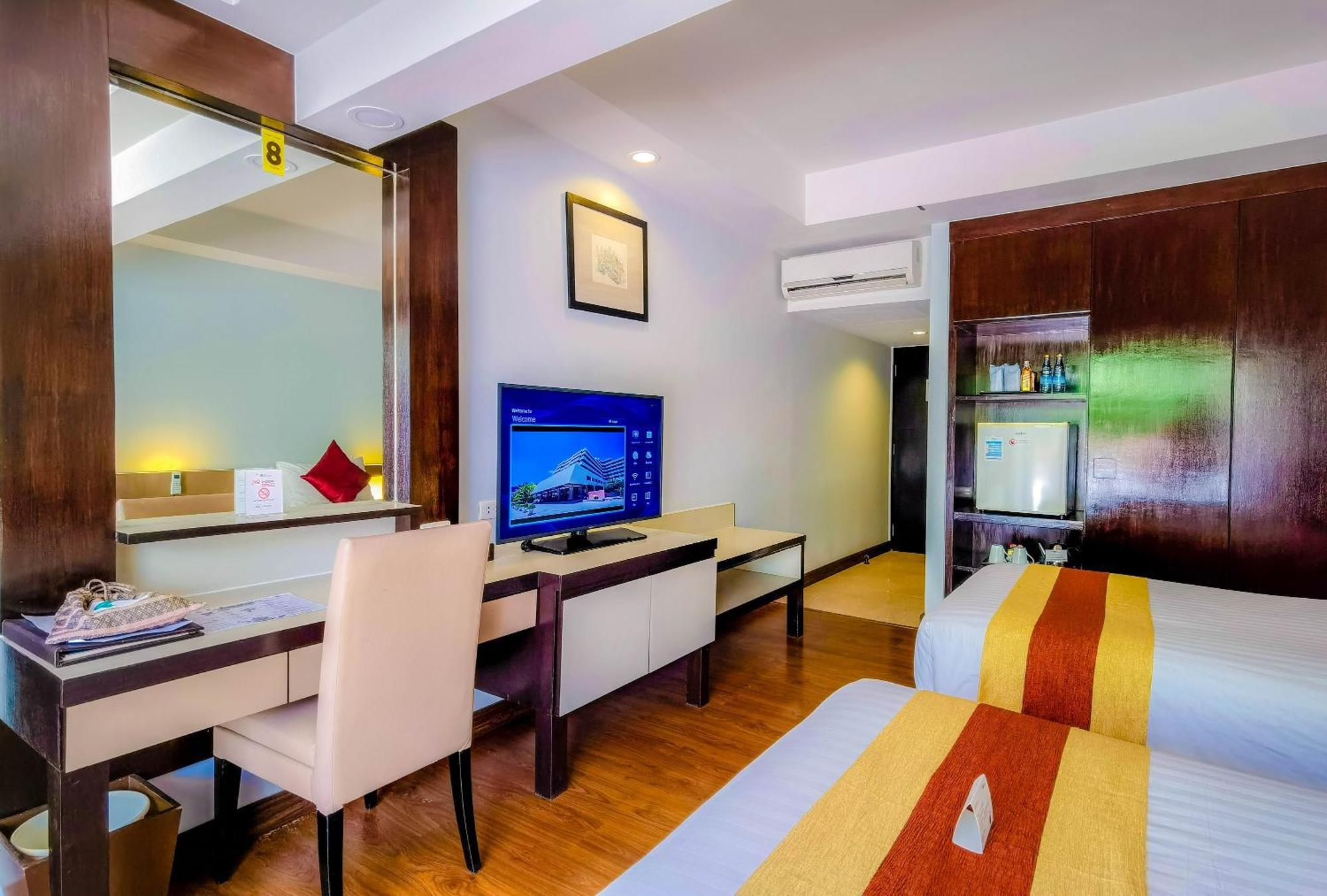 Patong Resort Hotel - Sha Extra Plus Exterior foto